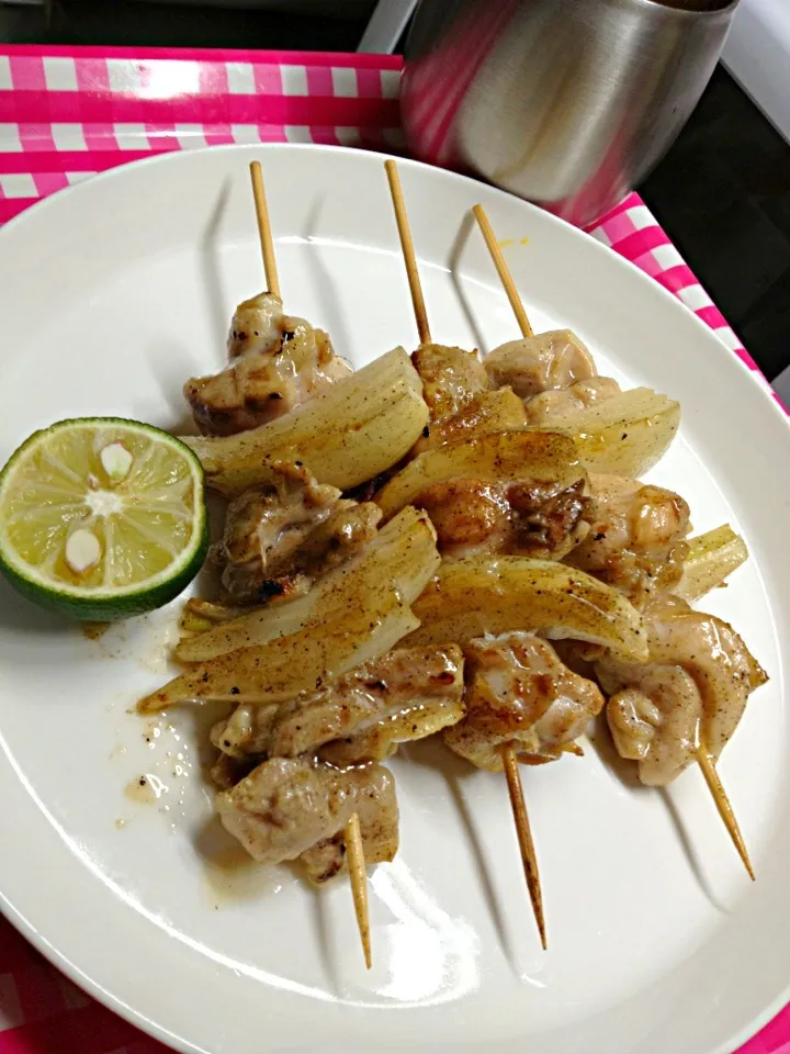 手作りジャンボ焼き鳥。塩胡椒だけで、網焼き。美味しいわ|ハルさん