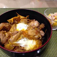 親子丼とツナサラダ。夜ご飯⭐️|うほさん