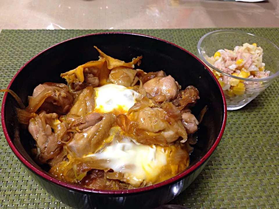 親子丼とツナサラダ。夜ご飯⭐️|うほさん