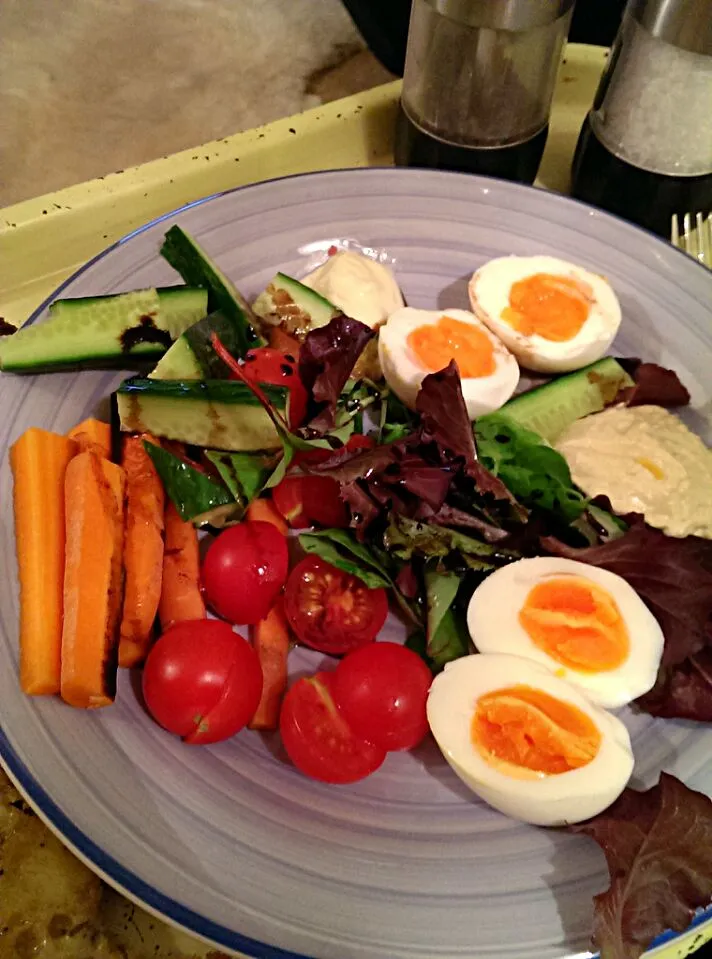 Egg and hummus salad. Yummy!|Lauren Maeさん