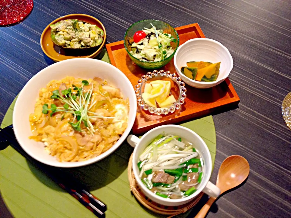 ふわとろ親子丼、南瓜煮、キャベツ塩昆布漬け、アボカドサラダ、りんごとレモン蜂蜜和え。牛肉テールスープ。|かれんさん