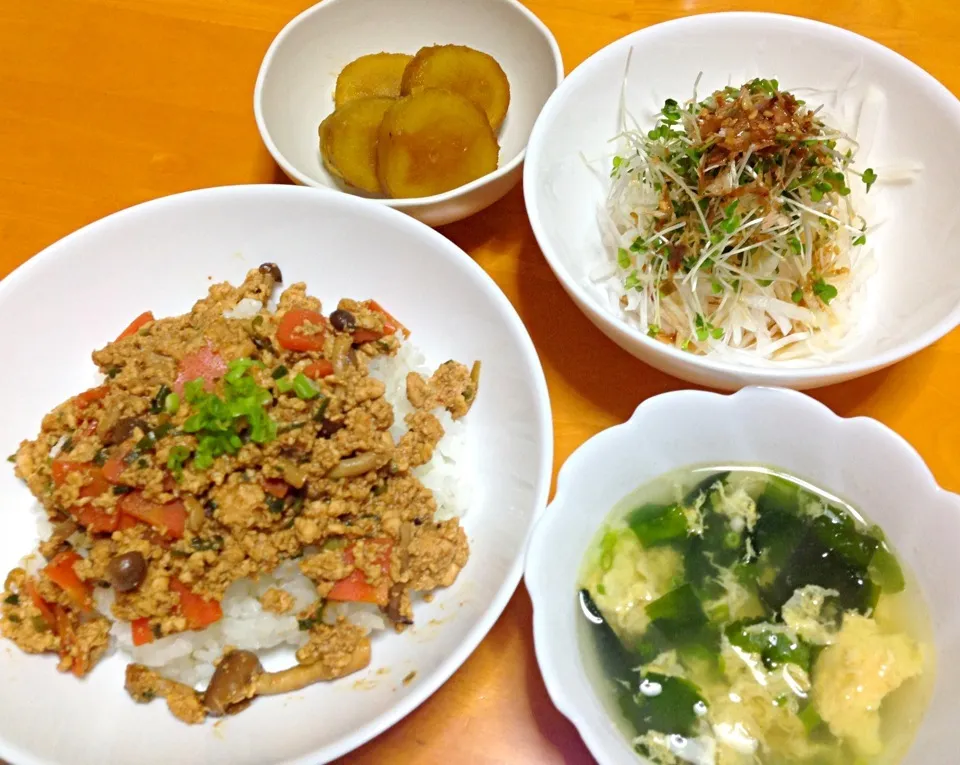 Snapdishの料理写真:豆腐みそそぼろ丼、大根サラダ、さつまいもの蜜煮、ワカメスープ❤|まりえさん