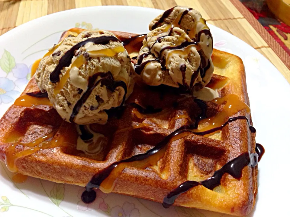 Brussels Waffles with Ice Cream drizzled with chocolate n butterscotch sauce|Mummy Masayuさん