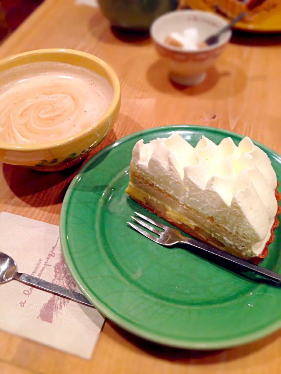 りんごと紅茶と生クリームのタルト、ホットカフェオレ|hirokaさん