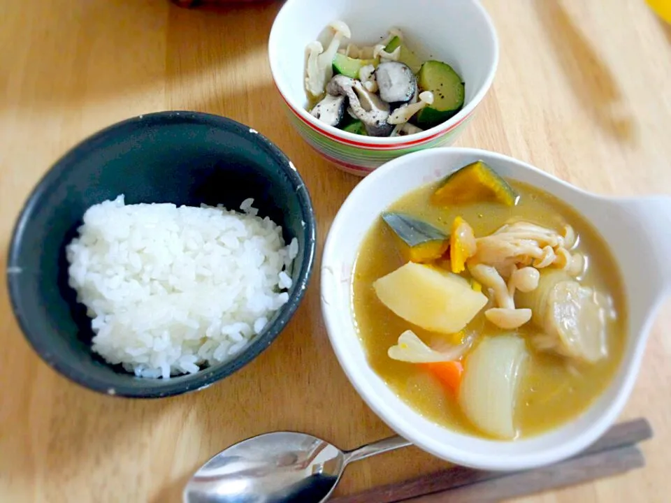 ほっこりカレー鍋と
きのことズッキーニのホットサラダ|ななさん