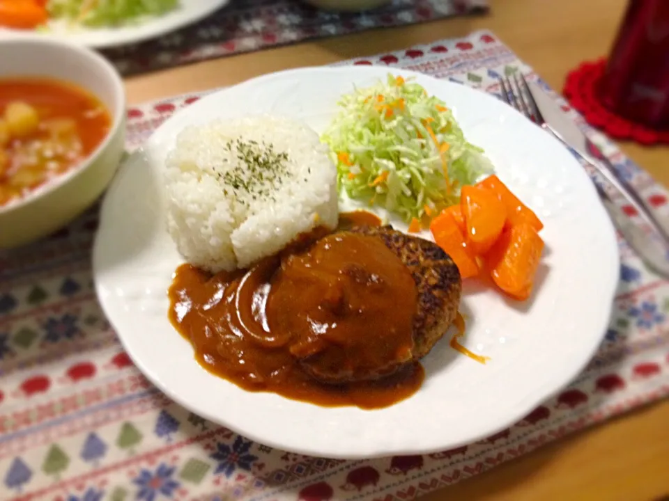 煮込みハンバーグ、ニンジンのグラッセ、野菜スープ、千切りキャベツ、ご飯。|あすみさん