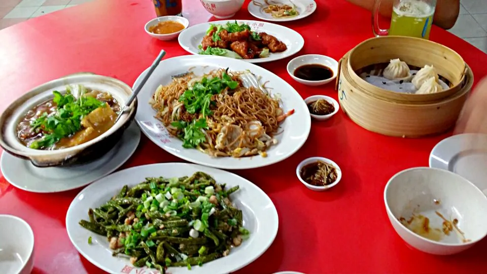 assorted dishes at a hawker centre ^^|Ernさん