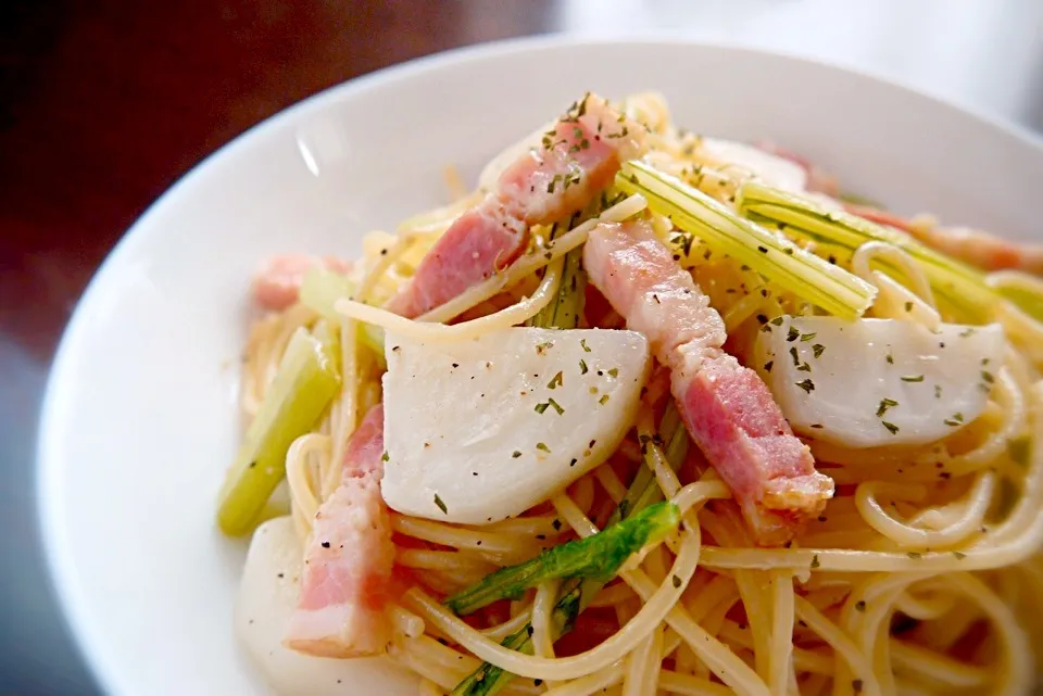 フライパン1つでできるカブとベーコンのパスタ🍝|ももさん