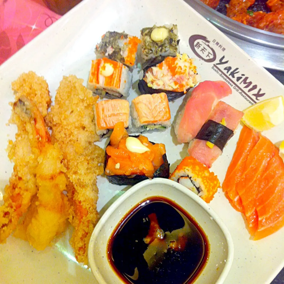 Snapdishの料理写真:Sushi and Tempura platter|qtclaireさん