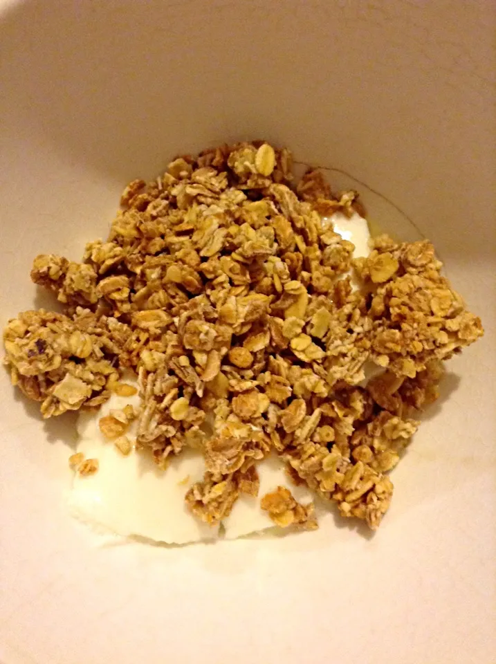 Yogourt & crunchy muesli for breakfast.|Joannaさん