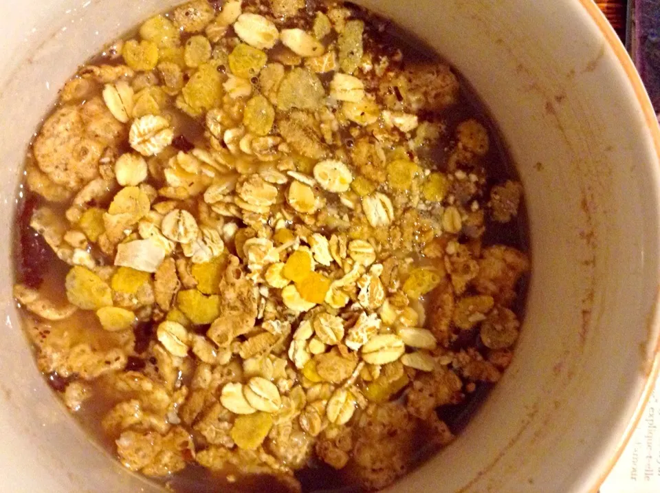 Snapdishの料理写真:Cappuccino carambar + muesli and other chocolate cereals.|Joannaさん