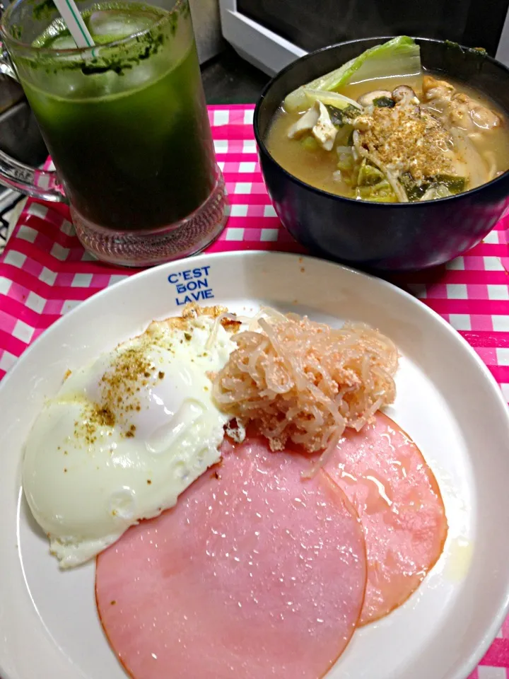 Snapdishの料理写真:昨夜の焼き鳥の残りを味噌汁に。豆腐を入れて、山椒を掛ける。|ハルさん