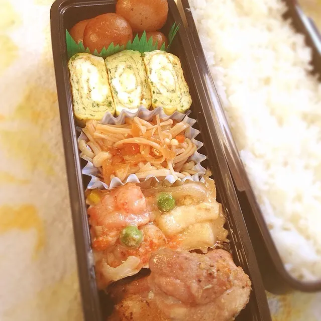 今日の夫弁当〜（≧∇≦）
グラタンの上にパン粉を乗せ忘れて、地味なグラタンに...(´･ω･`)
全体的に締め色のないぼんやり弁当になってしまって反省中...(´･_･`)|はなももさん