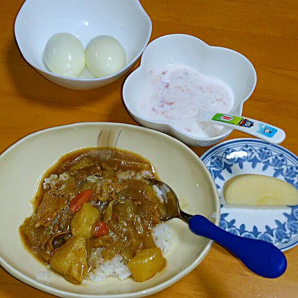 Snapdishの料理写真:朝カレー
朝フルーツはりんご(o^－^o)
今日は弁当がなかったからゆっくりできた♪|ふみぃさん