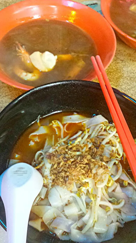 Snapdishの料理写真:The dry version of prawn kway teow with big prawns and abalone clams. Their sauce is pretty thick and too  wet. But they're generous with the abalone clams to m|genさん