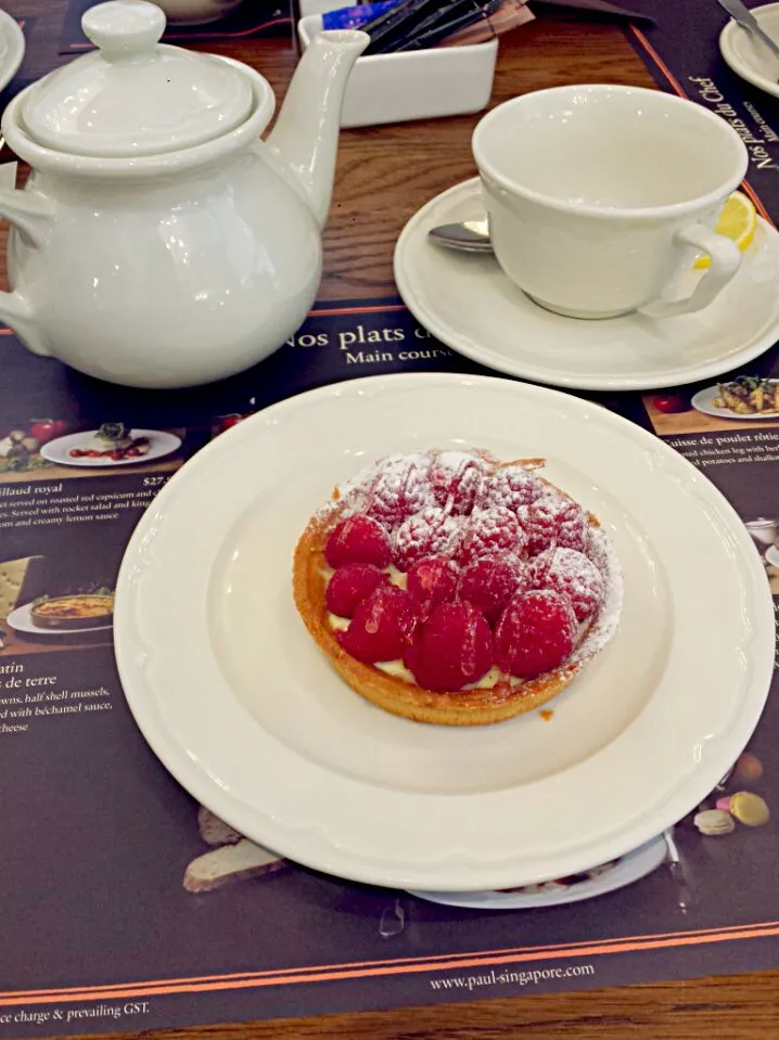 Raspberry tart with a pot of Earl Grey for High Tea.|genさん