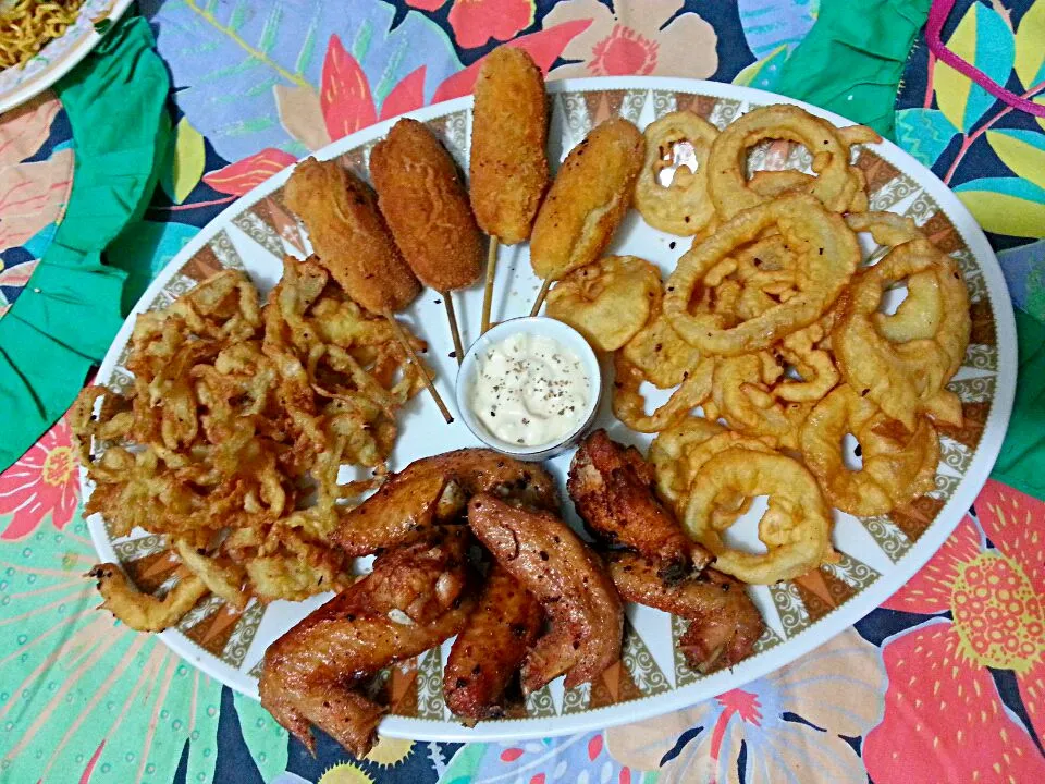 home-made mix platter (crispy mushroom, onion ring, mini corndog and chicken spicy wing)|vitantriさん