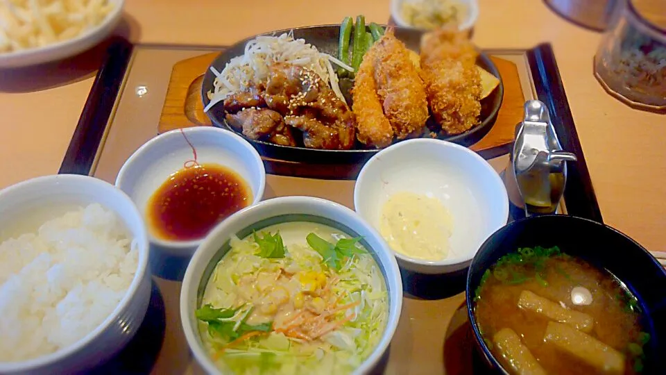 Snapdishの料理写真:★やよい軒☆ｶｷﾌﾗｲ&焼き肉定食★|まるさん