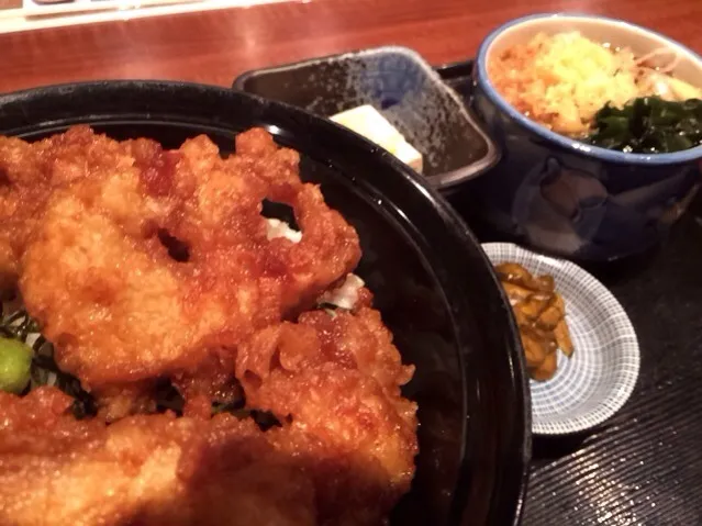 Snapdishの料理写真:【日替ランチ】鶏天丼とわかめうどん定食を頂きました。|momongatomoさん