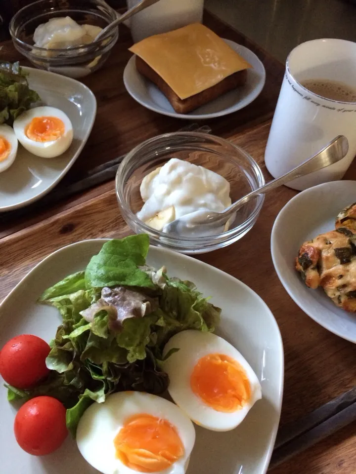 チーズトースト/ほうれん草のパン、ゆで卵＆サラダ、バナナ＆ヨーグルト、カフェオレ|charさん