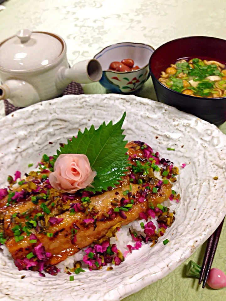 サンマの蒲焼丼【ひつまぶし風】＆なめこ汁＆煮豆|デミさん