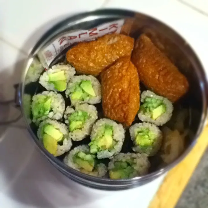 Vegetarian sushi, tofu pockets (inari) with brown rice.|Sai linさん