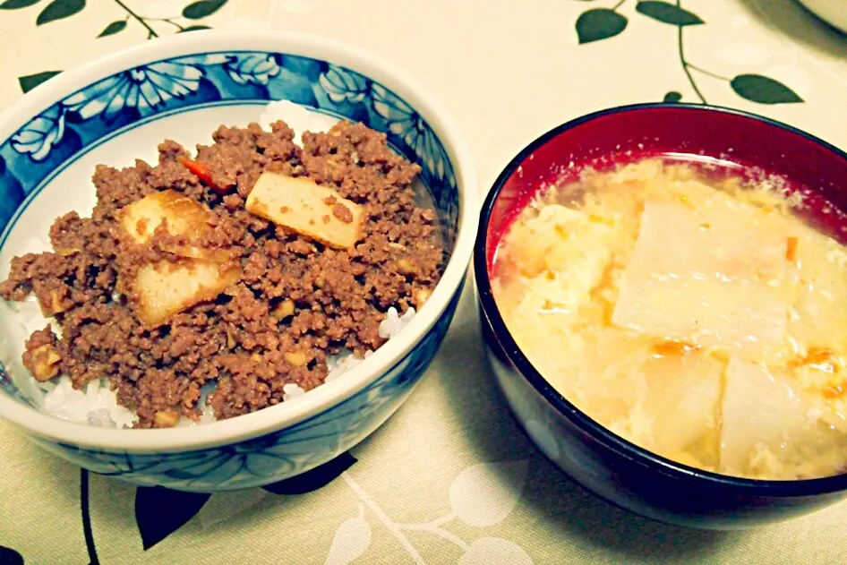 昨日の大根の皮を干した物と雑葉を煮こごり汁に！
体を温めるために生姜ゴロゴロソボロ♪
新米ふかふかにたっぷり乗せて♪|Sachiko Katouさん