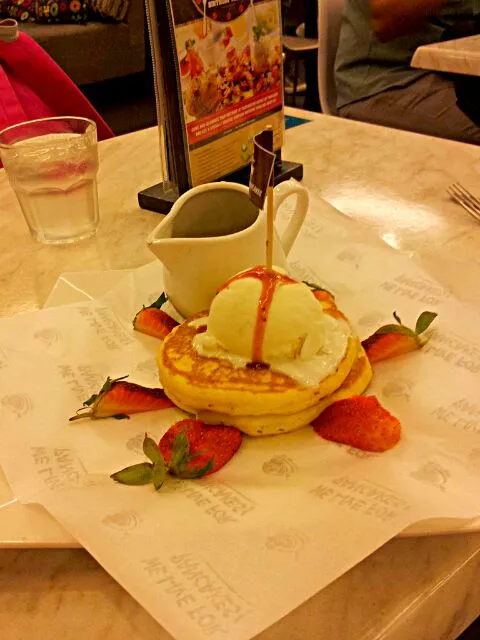 Cheese Pancakes with strawberries and vanilla ice cream|didiさん