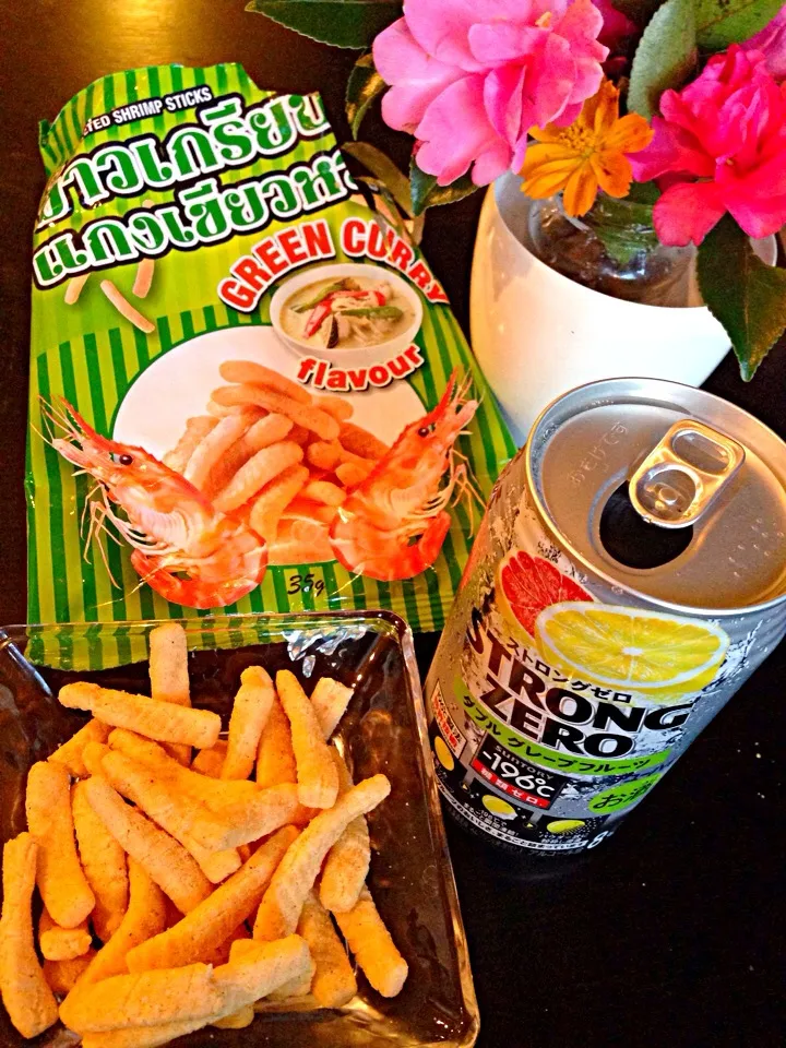 Snapdishの料理写真:Green curry flavor of Shrimp Crackers🍻えびせんｸﾞﾘｰﾝｶﾚｰ味|🌈Ami🍻さん