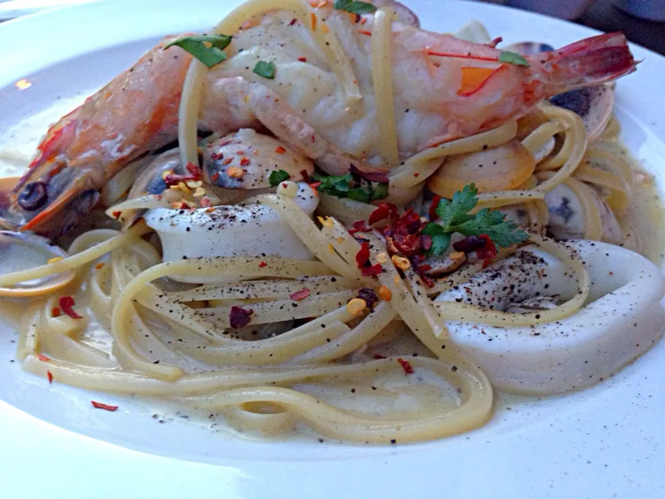 Linguine seafood in white wine sauce|sgさん