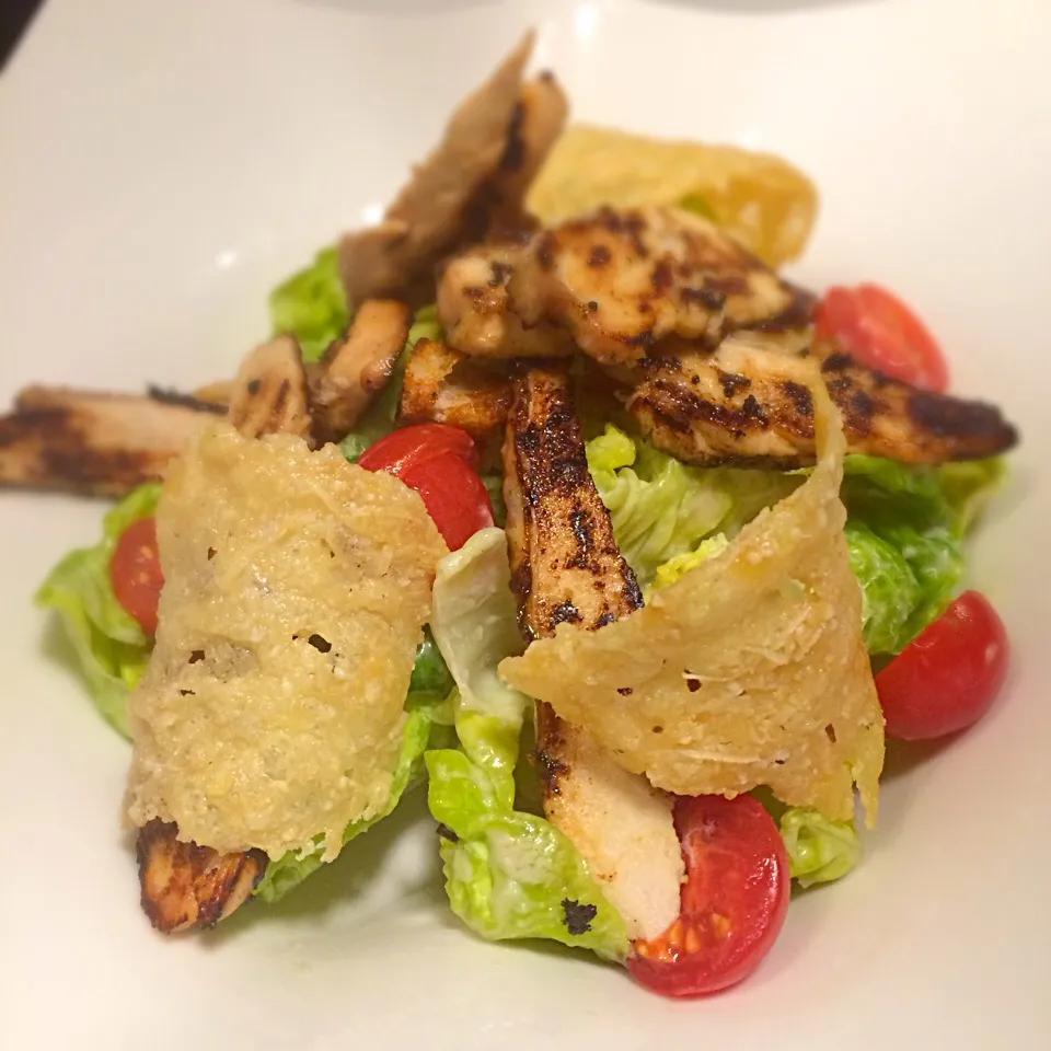 Caesar salad with chicken and Parmesan croutons|Junya Tanakaさん