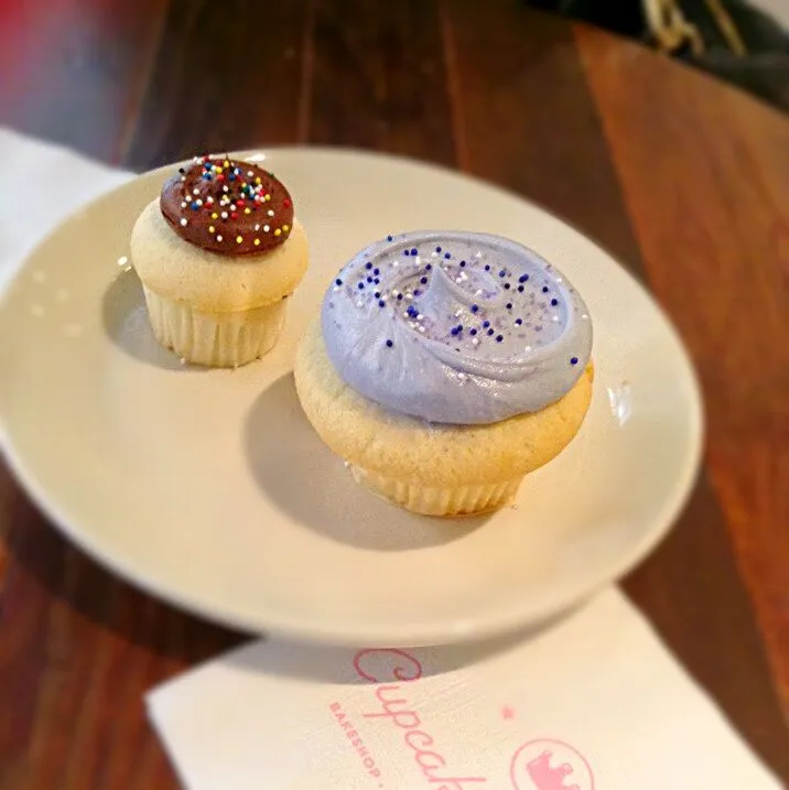 Snapdishの料理写真:Lavender Cream Cupcake|ナミさん