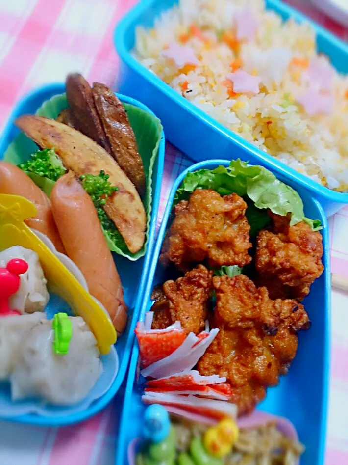 Snapdishの料理写真:チャーハン弁当
唐揚げ、エノキのカレー炒め、ウインナー、ポテトフライ、レンチンシューマイなど。|Reikoさん