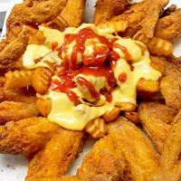 Snapdishの料理写真:fried chicken wings and cheese fries the best munchies on the world|Kevin Fatbelly Coleさん