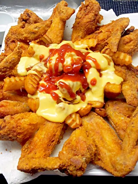 fried chicken wings and cheese fries the best munchies on the world|Kevin Fatbelly Coleさん