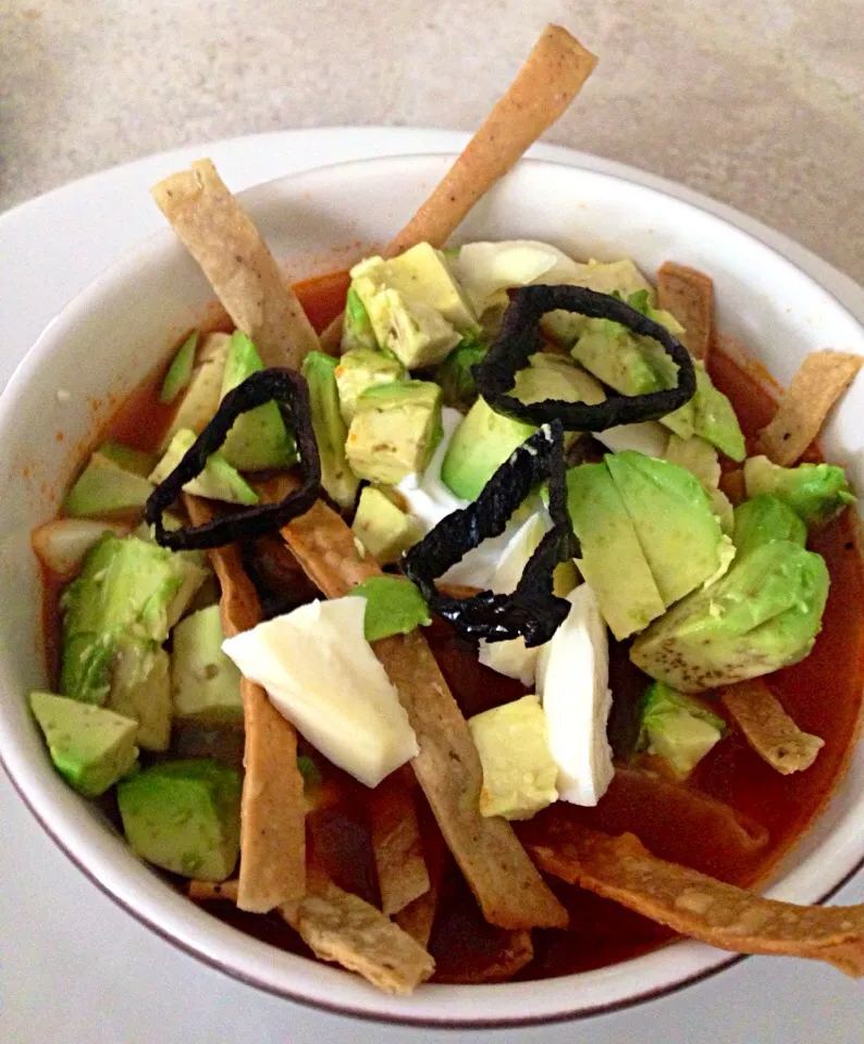 Sopa Azteca, con Tortilla, Aguacate, Queso, Chile Pasilla y Crema.|Loreleyさん