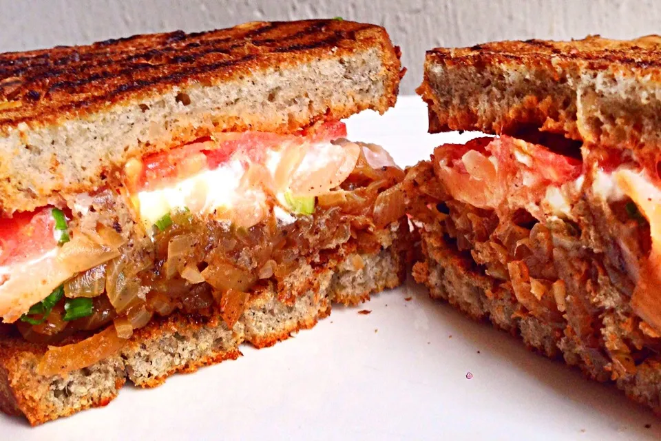 Snapdishの料理写真:Smoke salmon cream cheese sandwich with caramelized onion & tomato|Misstyさん