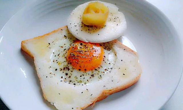 Sunny side up bread-efense.|Muniiba Shahrol-Zakiさん