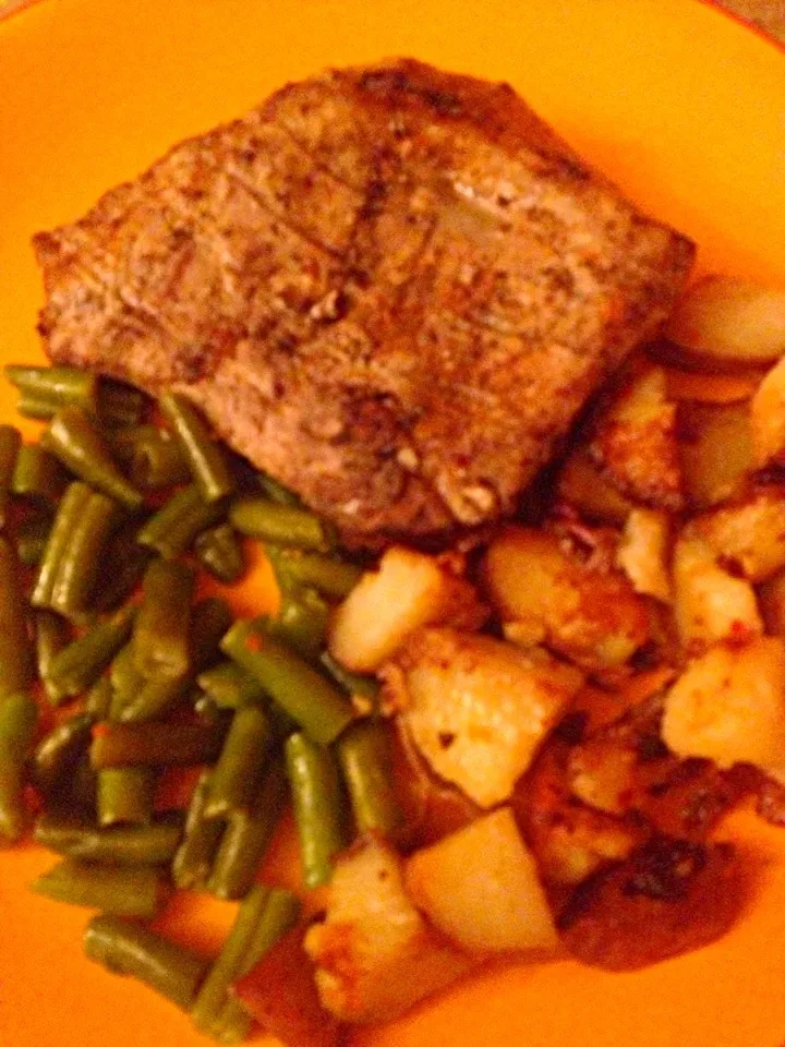 Seared pork chop with spicy roasted potatoes and amazing green beens.|amyさん