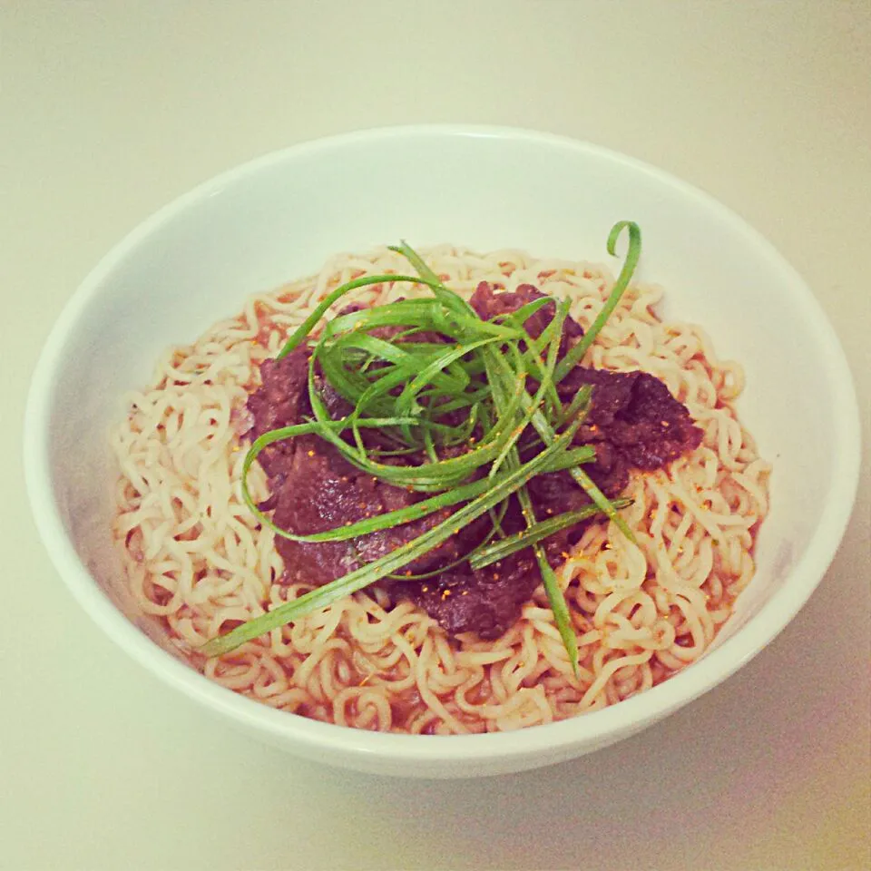 Spicy miso ramen with yakiniku beef topped with green onions|~natashya~さん