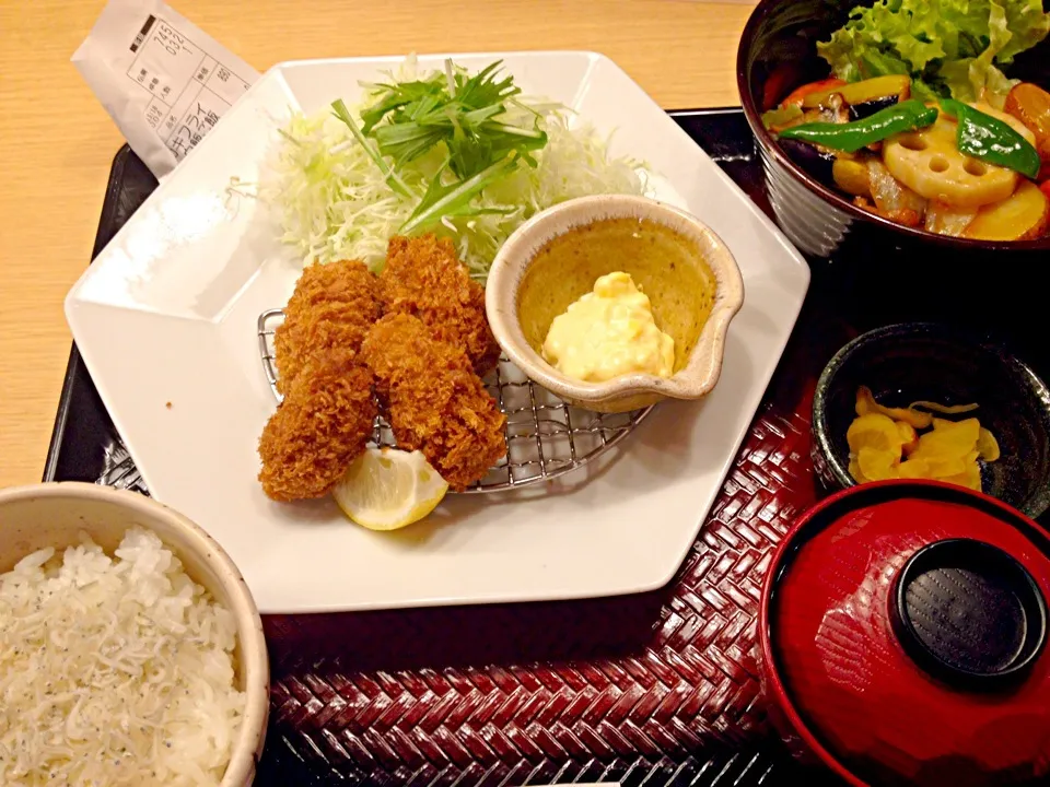 カキフライ(4個盛)定食890＋じゃこ70＋ミニ鶏と野菜の黒酢あん390=1,350円也|秋山知隆さん