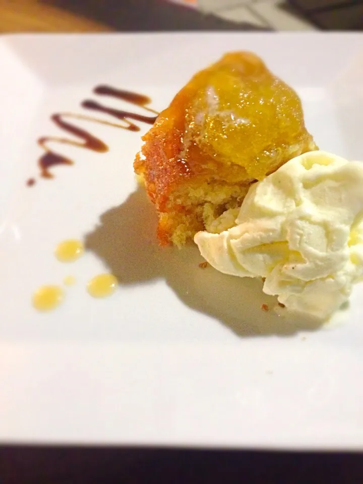 Postre de piña con helado de vainilla y crocante de caramelo chef Taty Castillo|Resto Bar Momentosさん