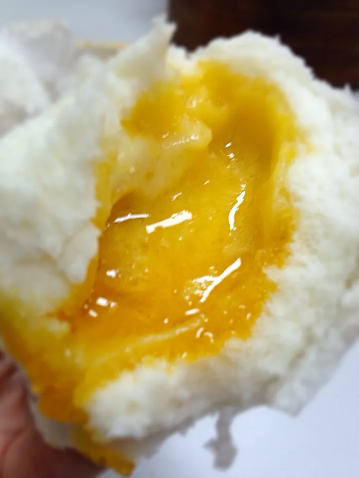 Egg yolk lava bum|Carol Yewさん