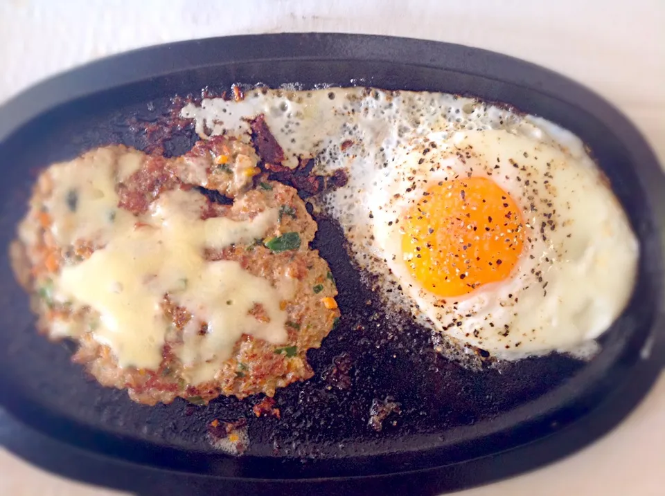 Cheese burger in sizzling plate:)))|Miki Jorierose Obispoさん