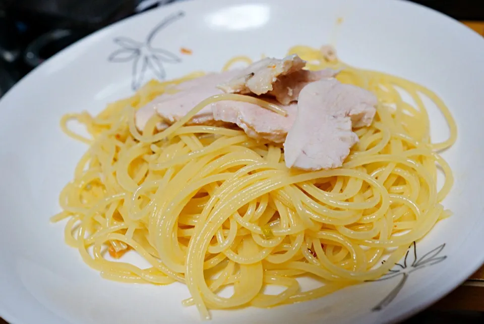 鳥はむパスタ spagettie with thick chicken soup and steamed chicken.|Magoshi YZ250さん