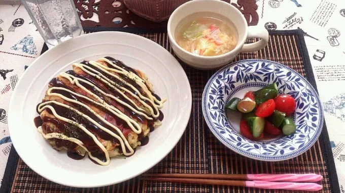 海鮮お好み焼き、きゅうりとトマトサラダ、キャベツとカニカマ卵スープ|杉村愛さん