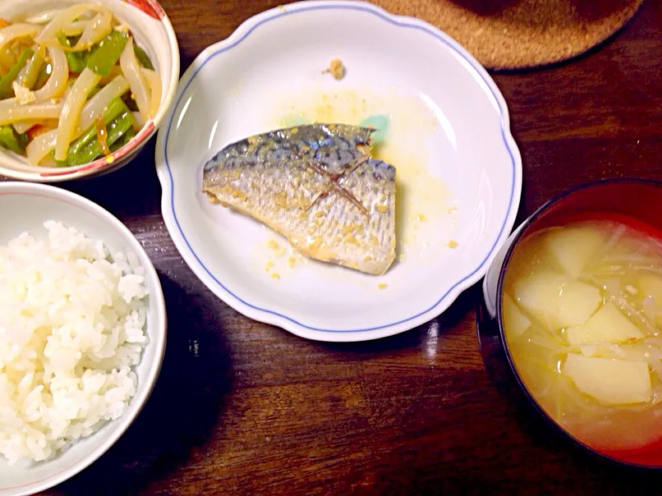 鯖の味噌煮、こんにゃくピーマン油揚げちくわの炒め煮、じゃがいもと玉ねぎの味噌汁|ぴこさん