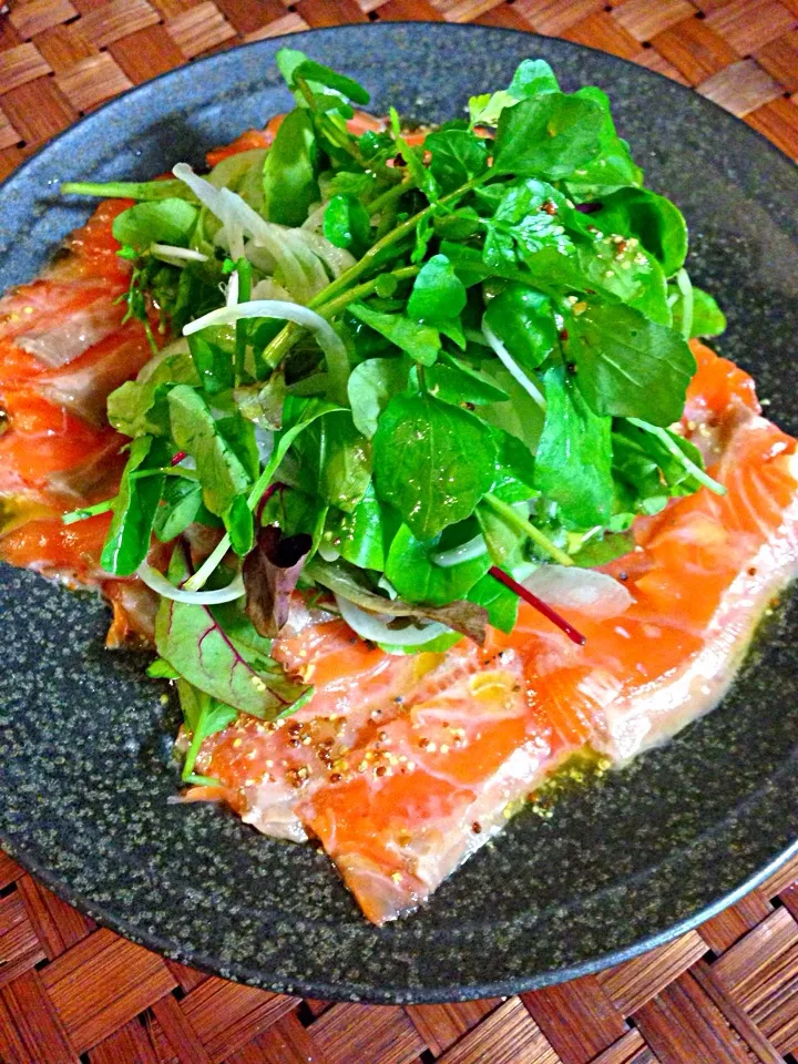 Carpaccio of salmon
w/Watercress salad🐟ｻｰﾓﾝのｶﾙﾊﾟｯﾁｮw/ｸﾚｿﾝｻﾗﾀﾞ by chef hubby|🌈Ami🍻さん