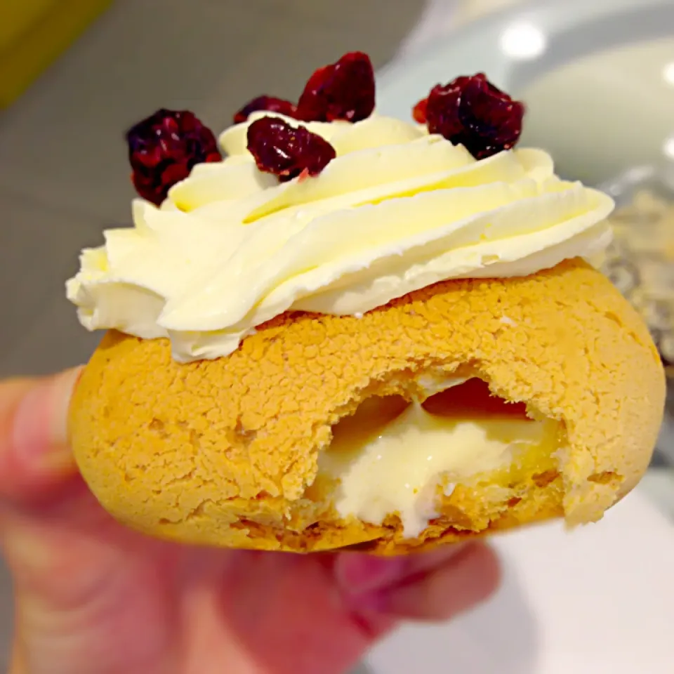 Chewy Puff with Cranberry-Cheese creamy topping|celiciaさん