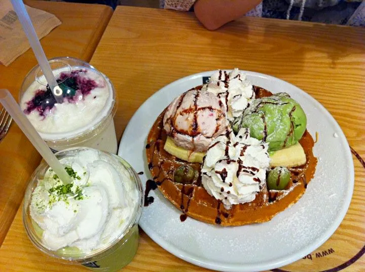 greentea latte + ice cream waffle|Jihye Jsさん